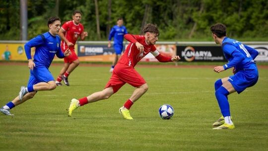 Joel Rodrigo Abrantes (Mitte) wurde beim TSV Weilheim aus der eigenen A-Jugend in die erste Mannschaft hochgezogen. Foto: pr Joel Rodrigo Abrantes (Mitte) wurde beim TSV Weilheim aus der eigenen A-Jugend in die erste Mannschaft hochgezogen. Foto: pr