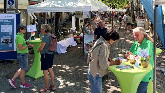 Viele Interessierte informierten sich in der Fußgängerzone über Klimaschutz, Engagementmöglichkeiten und nachhaltige Projekte. F Viele Interessierte informierten sich in der Fußgängerzone über Klimaschutz, Engagementmöglichkeiten und nachhaltige Projekte. F