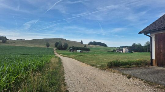 Ein Feldweg in Donnstetten sorgt für Diskussionen. Die Gemeinde möchte ihn in den Bebauungsplan für das neue Wohngebiet "Schelme Ein Feldweg in Donnstetten sorgt für Diskussionen. Die Gemeinde möchte ihn in den Bebauungsplan für das neue Wohngebiet "Schelme