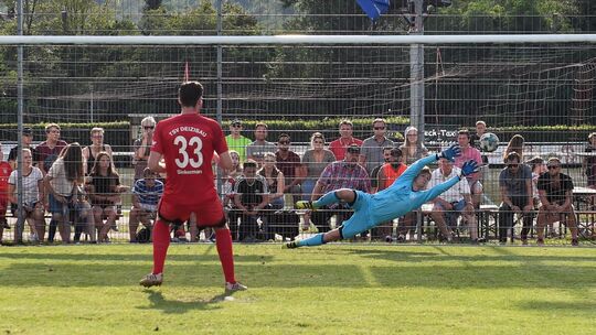 Deizisaus Kevin Siekermann überwindet Weilheims Keeper Jonas Schmidt – die entscheidende Szene des Finales 2017 in Dettingen, da Deizisaus Kevin Siekermann überwindet Weilheims Keeper Jonas Schmidt – die entscheidende Szene des Finales 2017 in Dettingen, da