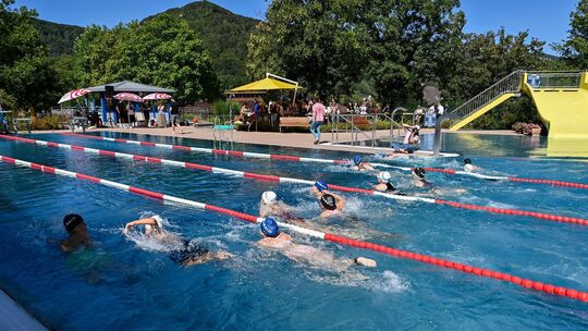 Rein ins Nass und losgeschwommen: Beim Swim and Run im Lenninger Freibad wurde um jede Sekunde gekämpft. Foto: Markus Brändli