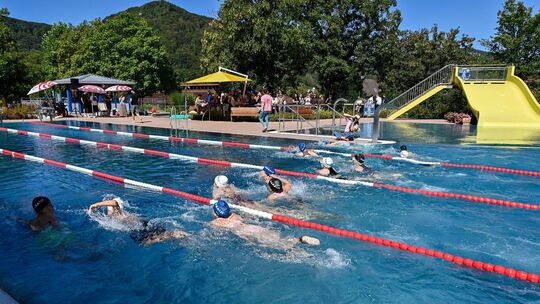 Rein ins Nass und losgeschwommen: Beim Swim and Run im Lenninger Freibad wurde um jede Sekunde gekämpft. Foto: Markus Brändli Rein ins Nass und losgeschwommen: Beim Swim and Run im Lenninger Freibad wurde um jede Sekunde gekämpft. Foto: Markus Brändli