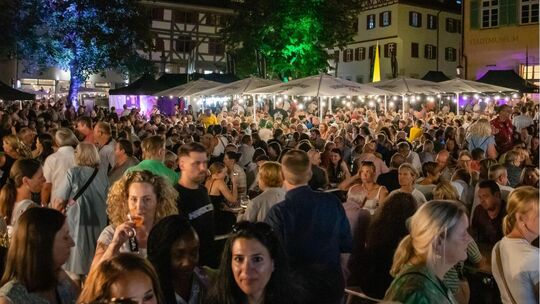 Stimmungsvolle Atmosphäre, Unterhaltung und natürlich Wein: Das gibt es in diesem Sommer unter anderem auch bei der Wein-Lounge. Stimmungsvolle Atmosphäre, Unterhaltung und natürlich Wein: Das gibt es in diesem Sommer unter anderem auch bei der Wein-Lounge.