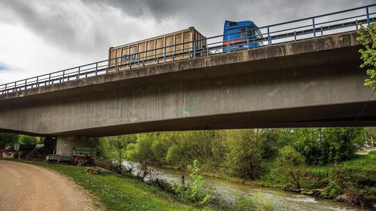 Die Filsbrücke bei Plochingen erfüllt heutige Sicherheitsstandards nicht mehr und soll neu gebaut werden. Foto: Ines Rudel Die Filsbrücke bei Plochingen erfüllt heutige Sicherheitsstandards nicht mehr und soll neu gebaut werden. Foto: Ines Rudel