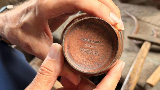 Der Stempel auf dem Boden einer Vase verrät ihre Herkunft: „Christian Heinkel Kirchheim-Teck“. Die Jahreszahl 1950 zählt zu den Der Stempel auf dem Boden einer Vase verrät ihre Herkunft: „Christian Heinkel Kirchheim-Teck“. Die Jahreszahl 1950 zählt zu den