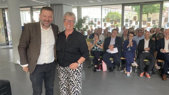 Schuldirektor Kai Katuric verabschiedet Andrea Bizer, die Leiterin der Freihof-Grundschule, in den Ruhestand. Foto: Andreas Vol Schuldirektor Kai Katuric verabschiedet Andrea Bizer, die Leiterin der Freihof-Grundschule, in den Ruhestand. Foto: Andreas Vol