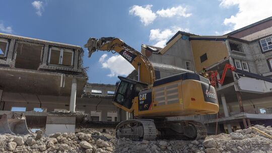 Es fehlt nicht mehr viel: Der Bagger frisst sich durch die letzten Mauern des rückwärtigen Teil des KSK-Gebäudes. Foto: Carsten Es fehlt nicht mehr viel: Der Bagger frisst sich durch die letzten Mauern des rückwärtigen Teil des KSK-Gebäudes. Foto: Carsten