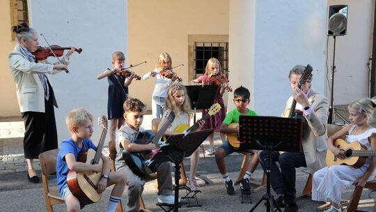 Das Kooperationsensemble von Musikschule und Freihof-Grundschule hatte Premiere. Foto: Rainer Kellmayer