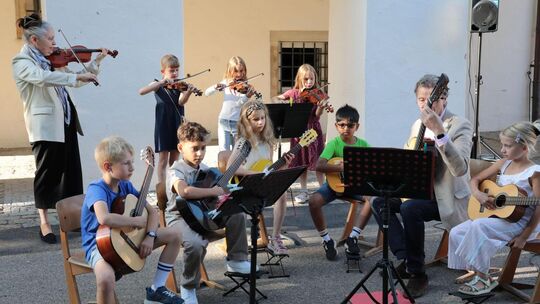Das Kooperationsensemble von Musikschule und Freihof-Grundschule hatte Premiere. Foto: Rainer Kellmayer