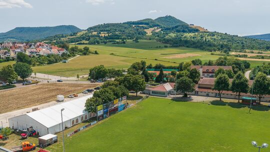 Das Festzelt steht, es kann losgehen: Dettingen ist gewappnet für den Teckbotenpokal. Foto: Carsten Riedl