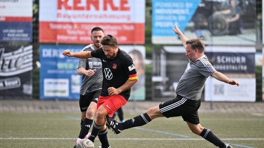 Nach dem 1:1 gegen Dettingen steigerten sich Marius Remmler (re.) und die Holzmadener gehörig. Foto: Markus Brändli