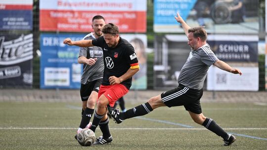 Nach dem 1:1 gegen Dettingen steigerten sich Marius Remmler (re.) und die Holzmadener gehörig. Foto: Markus Brändli