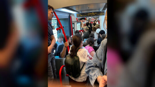 Bahnfahrer auf der Strecke zwischen Tübingen und Stuttgart müssen derzeit ihre Fahrt in überfüllten Waggons und sehr oft stehend