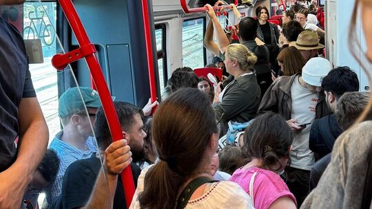 Bahnfahrer auf der Strecke zwischen Tübingen und Stuttgart müssen derzeit ihre Fahrt in überfüllten Waggons und sehr oft stehend Bahnfahrer auf der Strecke zwischen Tübingen und Stuttgart müssen derzeit ihre Fahrt in überfüllten Waggons und sehr oft stehend