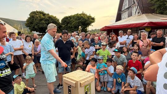 Großer Andrang rund um den Holzblock: Das Finale der Nagelking-WM lockt zahlreiche Zuschauerinnen und Zuschauer an. Foto: Jule S Großer Andrang rund um den Holzblock: Das Finale der Nagelking-WM lockt zahlreiche Zuschauerinnen und Zuschauer an. Foto: Jule S