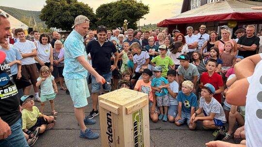 Großer Andrang rund um den Holzblock: Das Finale der Nagelking-WM lockt zahlreiche Zuschauerinnen und Zuschauer an. Foto: Jule S Großer Andrang rund um den Holzblock: Das Finale der Nagelking-WM lockt zahlreiche Zuschauerinnen und Zuschauer an. Foto: Jule S
