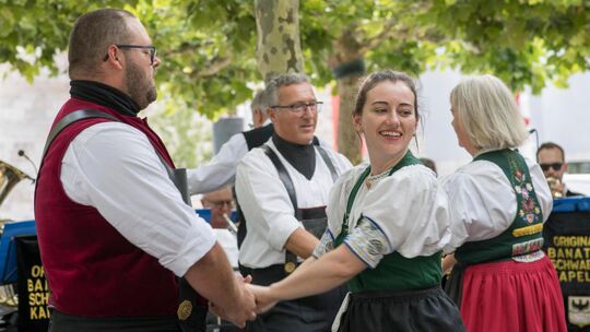 Traditionelle Tänze sind fester Bestandteil des Vinzenzifests, das am Wochenende in Wendlingen gefeiert wurde. Foto: Peter Dietr Traditionelle Tänze sind fester Bestandteil des Vinzenzifests, das am Wochenende in Wendlingen gefeiert wurde. Foto: Peter Dietr