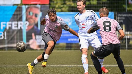 Tony Kuke tankt sich durch. Sein SV Nabern verlor dennoch gegen den SV Nabern II. Foto: Markus Brändli Tony Kuke tankt sich durch. Sein SV Nabern verlor dennoch gegen den SV Nabern II. Foto: Markus Brändli