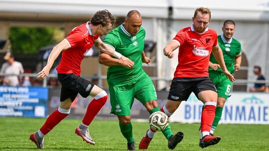 Tony Kuke tankt sich durch. Sein SV Nabern verlor dennoch gegen den SV Nabern II. Foto: Markus Brändli Tony Kuke tankt sich durch. Sein SV Nabern verlor dennoch gegen den SV Nabern II. Foto: Markus Brändli