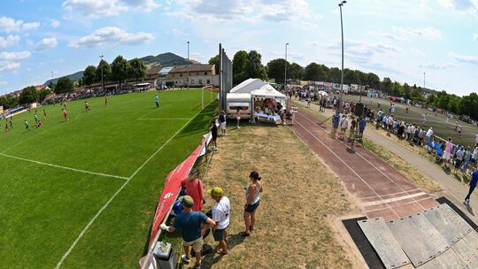 Volles Haus in Dettingen: Zum Auftakt des Teckbotenpokals strömten am Samstag und Sonntag 1300 zahlende Zuschauer. Foto: Markus Volles Haus in Dettingen: Zum Auftakt des Teckbotenpokals strömten am Samstag und Sonntag 1300 zahlende Zuschauer. Foto: Markus