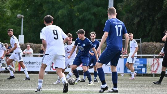 Umzingelt von Weißen: Der TSV Jesingen II hatte gegen Notzingen keine Chance. Foto: Markus Brändli Umzingelt von Weißen: Der TSV Jesingen II hatte gegen Notzingen keine Chance. Foto: Markus Brändli