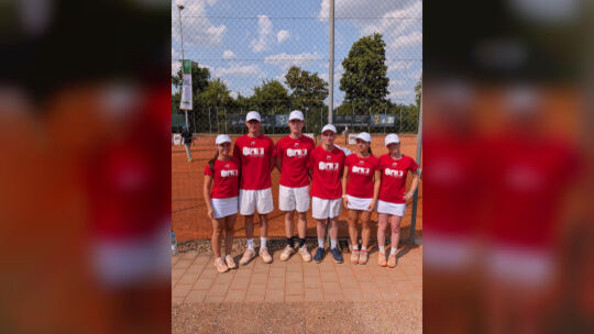 Nicht nur die Spieler, auch die Balljungen und -mädchen hielten in Jesingen bei heißen Temperaturen durch. Foto: pr Nicht nur die Spieler, auch die Balljungen und -mädchen hielten in Jesingen bei heißen Temperaturen durch. Foto: pr