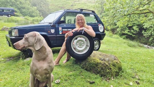 Weimaraner-Hündin Daytona ist mit Angela Eder auf Tour. Für die war die "Naked Survival" die "anspruchsvollste Challenge". Foto: Weimaraner-Hündin Daytona ist mit Angela Eder auf Tour. Für die war die "Naked Survival" die "anspruchsvollste Challenge". Foto: