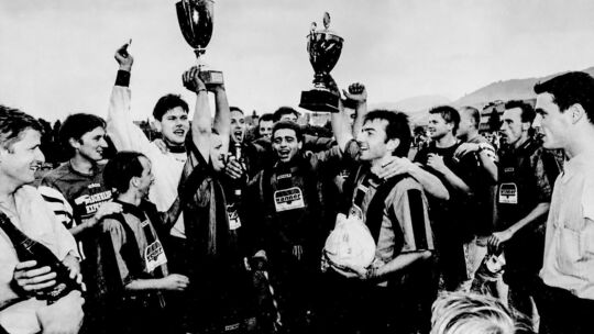 Teckbotenpokalsieger in Feierlaune: Die SF Dettingen gewannen 1997 als erste Mannschaft überhaupt das Heim-Turnier. Archivfoto: