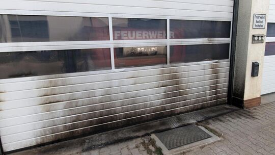 In der Nacht auf Montag wurde das Neidlinger Feuerwehrgebäude Ziel einer versuchten Brandstiftung. Das linke Tor der Fahrzeughal