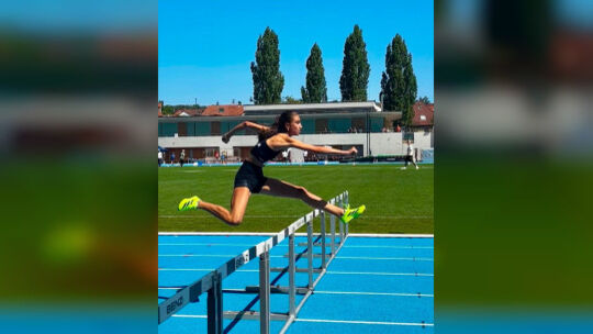 Valentina Wolf holte im Hürdenlauf über 80 Meter im Sindelfinger Floschenstadion die Silbermedaille.  Foto: Martin Moll