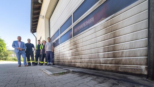 In der Nacht auf Montag wurde das Neidlinger Feuerwehrgebäude Ziel einer versuchten Brandstiftung. Bürgermeister Jürgen Ebler (l