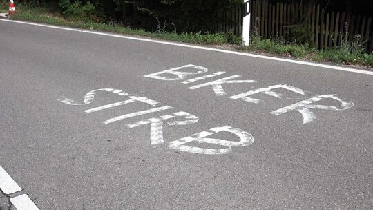 Schlechter Scherz oder ernst gemeinte Drohung? Motorradfahrer in der Region sind verunsichert wegen mehrerer Schriftzüge auf bel