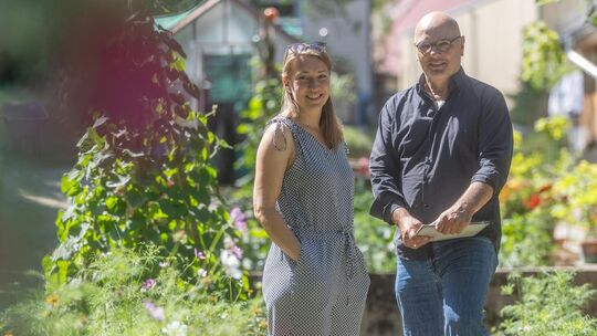 Die Bissinger Ergotherapeutin Sofie Schneeweiß und Jens Binder-Frisch, Einrichtungsleiter des Michaelshofs in Hepsisau, setzen i Die Bissinger Ergotherapeutin Sofie Schneeweiß und Jens Binder-Frisch, Einrichtungsleiter des Michaelshofs in Hepsisau, setzen i