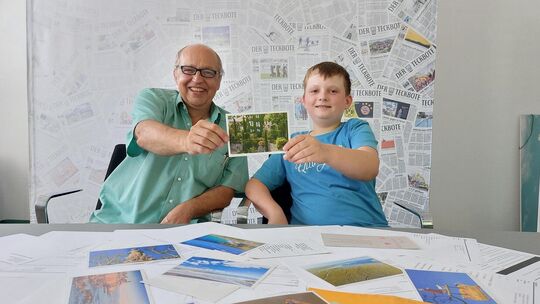 Unter redaktioneller Aufsicht: Ziehung der glücklichen Gewinner mit Glückskind David Huber. Foto: Annette Koch Unter redaktioneller Aufsicht: Ziehung der glücklichen Gewinner mit Glückskind David Huber. Foto: Annette Koch