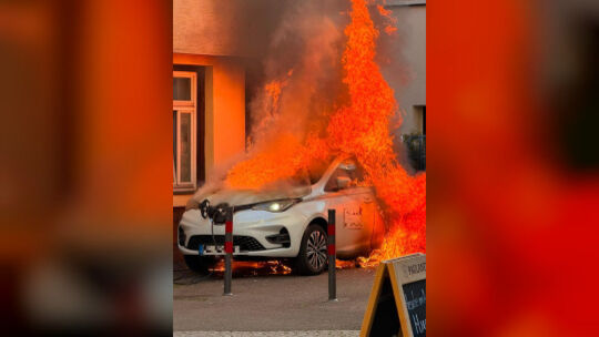 Ein Elektrofahrzeug ist beim Ladevorgang direkt neben der Gaststätte Fass in Kirchheim in Flammen aufgegangen. Foto: Birant Atli