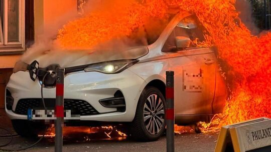 Ein Elektrofahrzeug ist beim Ladevorgang direkt neben der Gaststätte Fass in Kirchheim in Flammen aufgegangen. Foto: Birant Atli Ein Elektrofahrzeug ist beim Ladevorgang direkt neben der Gaststätte Fass in Kirchheim in Flammen aufgegangen. Foto: Birant Atli
