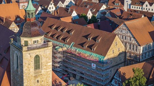 Kein Kirchturmdenken – aber rechts neben dem Turm der Martinskirche ist das Kirchheimer Kornhaus samt Baustelleneinrichtung zu s