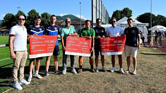 Siegerehrung im Schatten der Teck (von links): Dettingens KSK-Filialeiter Markus Sickinger, Steffen Kuch und Marc Allgaier vom T Siegerehrung im Schatten der Teck (von links): Dettingens KSK-Filialeiter Markus Sickinger, Steffen Kuch und Marc Allgaier vom T