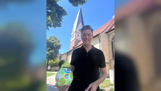 Am Ball für Dettingen: Rainer Haußmann prägt die Schlossberggemeinde seit 30 Jahren und ist bereits zum fünften Mal Schirmherr d Am Ball für Dettingen: Rainer Haußmann prägt die Schlossberggemeinde seit 30 Jahren und ist bereits zum fünften Mal Schirmherr d