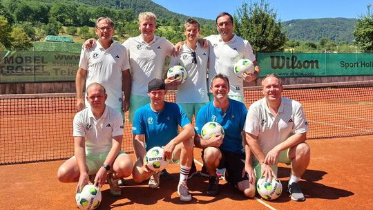 Vom roten Platz an den grünen Rasen heißt es für das Herren-40-Team des TC Neidlingen am morgigen Samstag. Foto: pr Vom roten Platz an den grünen Rasen heißt es für das Herren-40-Team des TC Neidlingen am morgigen Samstag. Foto: pr
