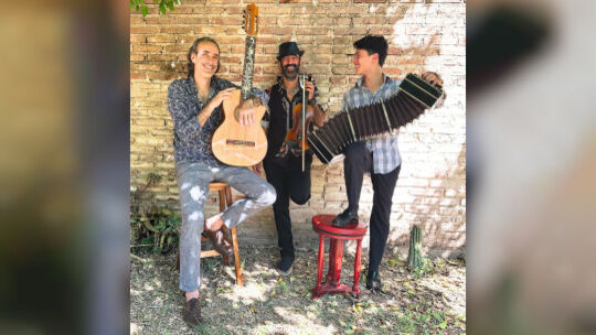 Tzigan – Die Band aus Argentinien vereint am Samstag, 1. August, Tango, Jazz und osteuropäische Musik auf dem Dach des Kirchheim Tzigan – Die Band aus Argentinien vereint am Samstag, 1. August, Tango, Jazz und osteuropäische Musik auf dem Dach des Kirchheim