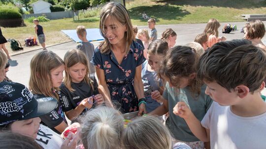 Die Schulleiterin Maren Spachmann in ihrem Element, inmitten von ihren Schülerinnen und Schülern, die sich zum Abschied ein bunt Die Schulleiterin Maren Spachmann in ihrem Element, inmitten von ihren Schülerinnen und Schülern, die sich zum Abschied ein bunt