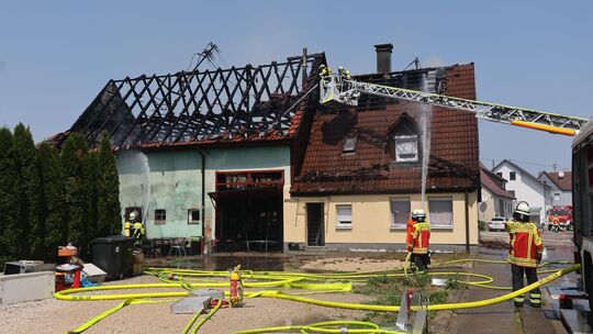 In Brucken löscht die Feuerwehr ein Wohnhaus. Foto: Carsten Riedl In Brucken löscht die Feuerwehr ein Wohnhaus. Foto: Carsten Riedl