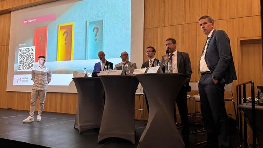 Auf dem Podium in der Mörike-Halle in Ötlingen: Max Pradler, Leiter der Kommunikationsabteilung der Medius Kliniken, Pascal Bade Auf dem Podium in der Mörike-Halle in Ötlingen: Max Pradler, Leiter der Kommunikationsabteilung der Medius Kliniken, Pascal Bade