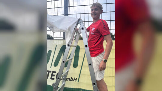 Vorsichtshalber windfest gemacht: Florian Gräter rückt einem Werbebanner zuleibe. Foto: Peter Eidemüller Vorsichtshalber windfest gemacht: Florian Gräter rückt einem Werbebanner zuleibe. Foto: Peter Eidemüller