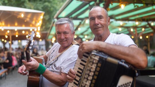 Zum Weindorf gehört auch die passende musikalische Unterhaltung: Zum Auftakt spielte das Duo „Axel & Siggi“. Foto: Carsten Ried Zum Weindorf gehört auch die passende musikalische Unterhaltung: Zum Auftakt spielte das Duo „Axel & Siggi“. Foto: Carsten Ried