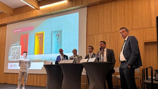 Auf dem Podium in der Mörike-Halle in Ötlingen: Max Pradler, Leiter der Kommunikationsabteilung der Medius Kliniken, Pascal Bade Auf dem Podium in der Mörike-Halle in Ötlingen: Max Pradler, Leiter der Kommunikationsabteilung der Medius Kliniken, Pascal Bade