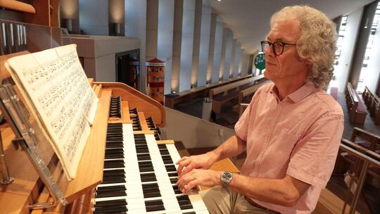 Ob an der Orgel oder als Chorleiter: Thomas Specker hat das musikalische Leben der katholischen Kirchengemeinde in Kirchheim übe