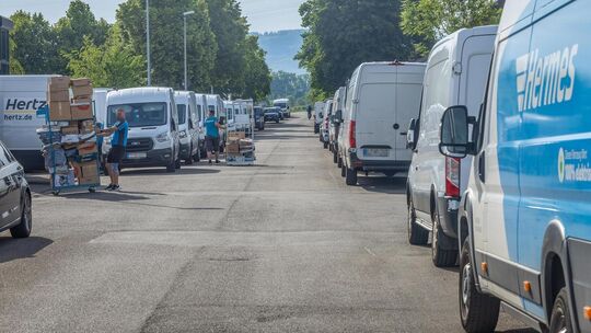 Die Brunnenstraße in Jesingen wurde zum Umschlagplatz umfunktioniert. Foto: Carsten Riedl