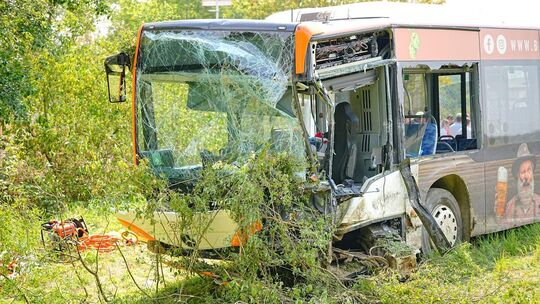 Schlierbach B297, 14.33 Uhr, Frontalzusammenstoß zwischen Bus und Pkw zw Schlierbach und Kirchheim, mehrere Verletzte